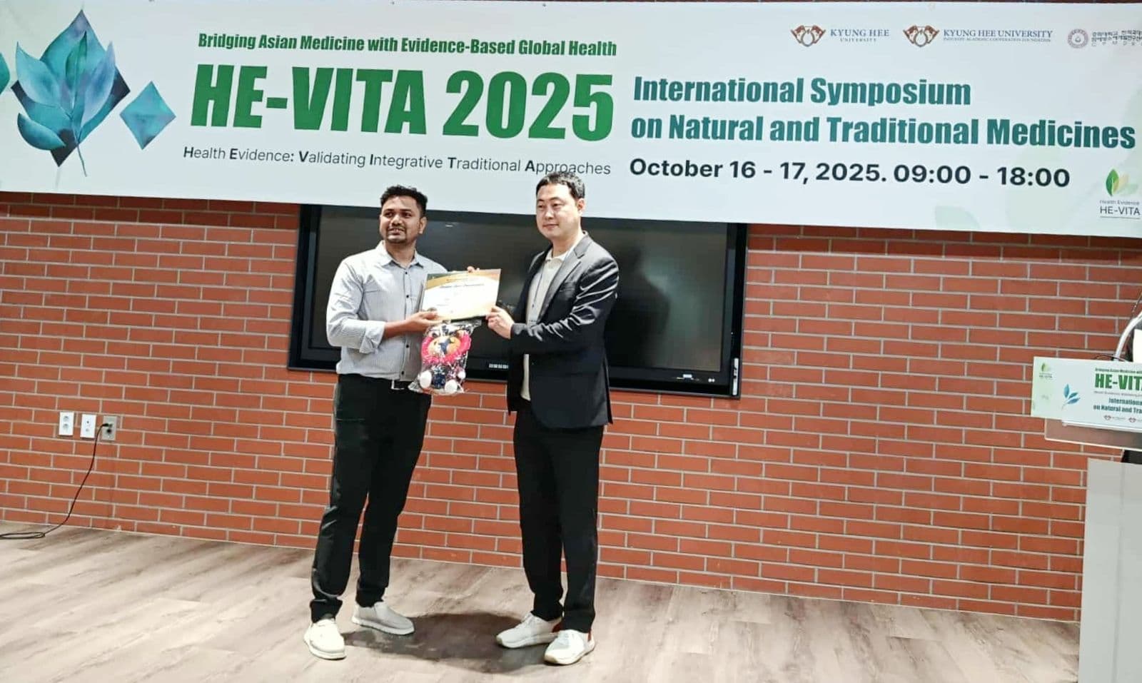 Receiving the Session Best Presentation certificate on stage